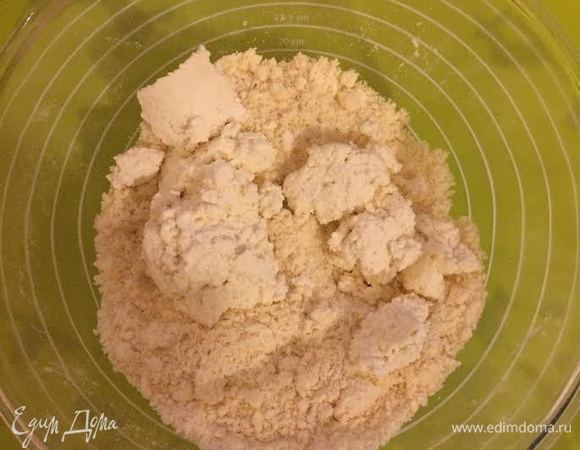 Тесто: просеять муку в миску, добавить соль, ванильный сахар, разрыхлитель, сахар и холодное сливочное масло. Перетереть все в крошку. Затем добавить риккоту и перемешать.