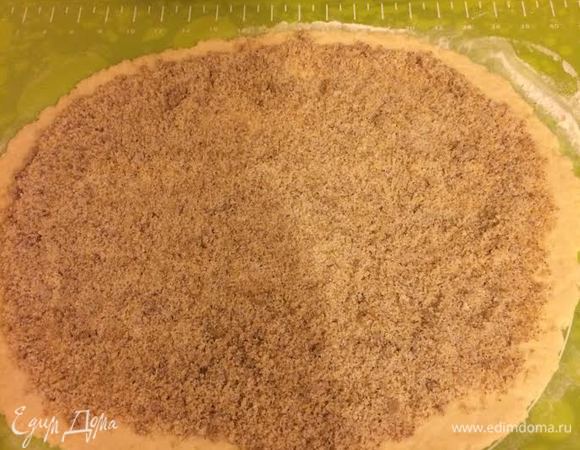 Духовку нагреть до 180°С. Тесто раскатать, выложить начинку и свернуть в рулет. Тесто получается очень нежное, поэтому работать надо быстро и аккуратно.