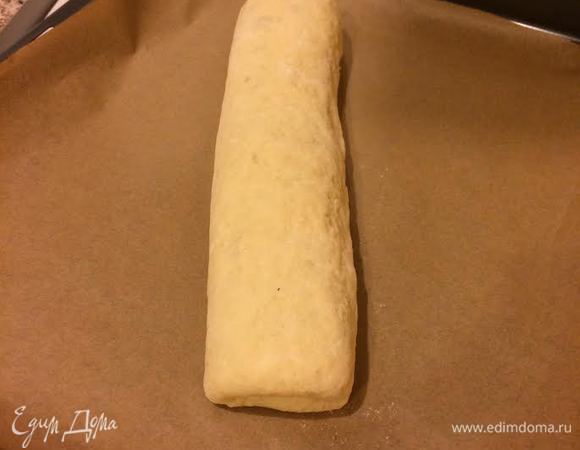 Аккуратно перенести рулет на противень.