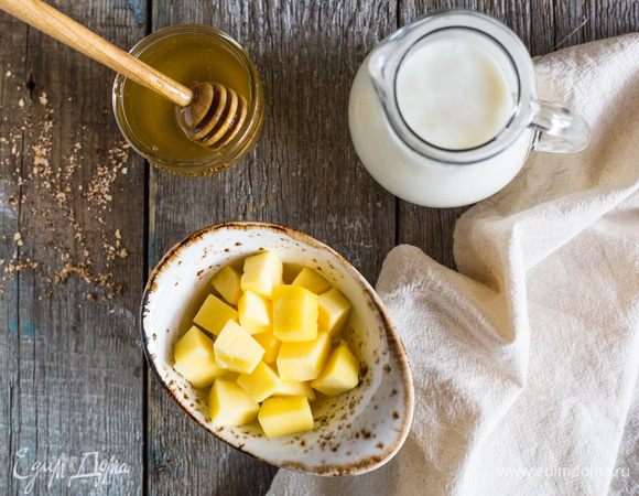 Манго очистите и отделите от косточки.