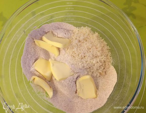 В миске смешать оба вида муки, соль, натертый пармезан и холодное масло. Перетереть все в крошку.