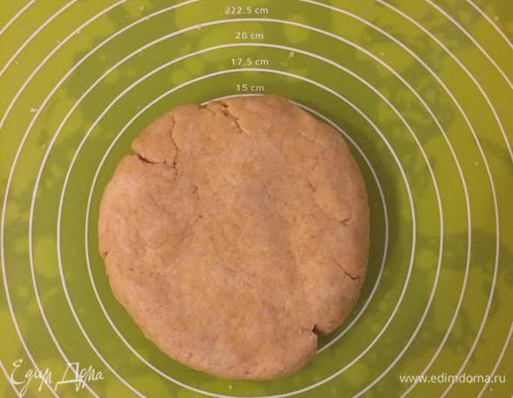 Тесто завернуть в пленку и отправить в холодильник на 30 минут.