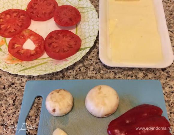 Помидор нарезать, посыпать солью и дать постоять 10 — 15 минут. Затем аккуратно промокнуть бумажным полотенцем.