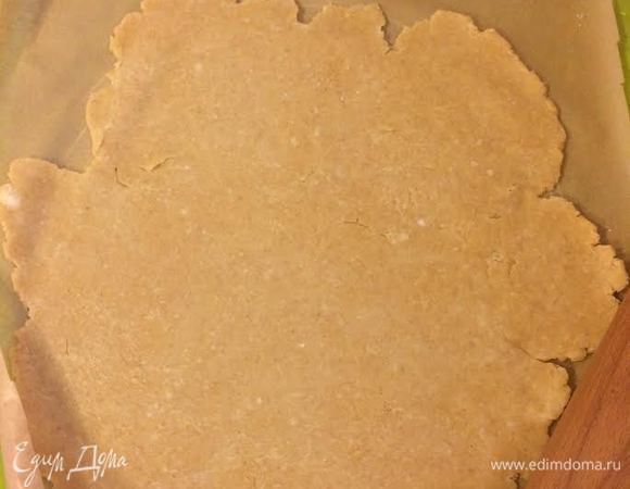 Духовку нагреть до температуры 180°C. Тесто раскатать на бумаге для выпечки.