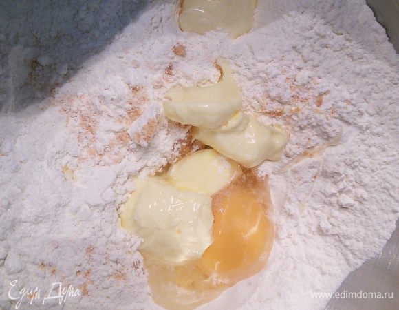 В теплом молоке растворить дрожжи с 1 ст. л. сахара из общего его количества, отставить в сторону. В чашу комбайна просеять муку, добавить остальной сахар, щепотку соли, яйцо и размягченное сливочное масло. 