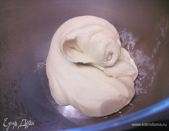 Влить дрожжевое молоко и замесить гладкое, эластичное тесто. Накрыть пищевой пленкой и поставить в теплую духовку на расстойку на 1 час. 