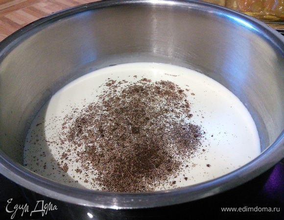 Готовим пудинг. Он должен успеть остыть. Пудинг можно приготовить заранее. В кастрюле нагреть сливки и половину молока с сахаром и щепоткой соли. Можно использовать ванильный сахар, а также семена ванили от половинки стручка. Вторую половину отложите в сторону, ваниль нам понадобится для приготовления штройзеля. 