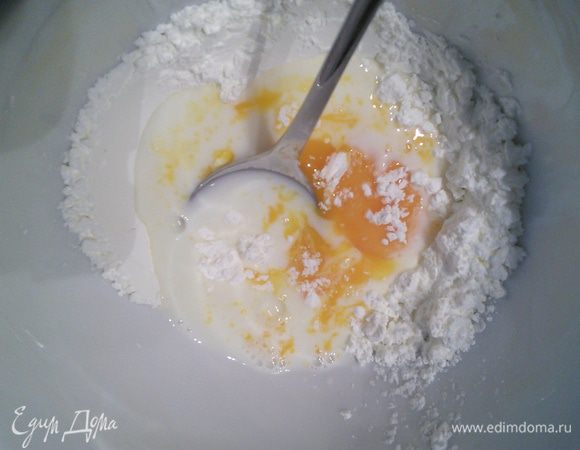 В отдельной емкости соединить крахмал с желтком и оставшимся молоком, размешать, чтобы не было комочков. 