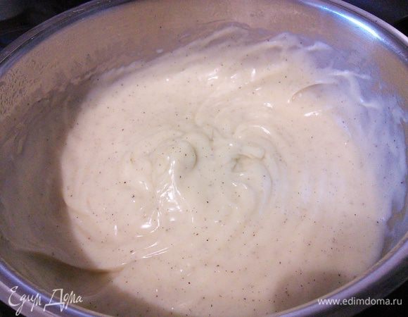 В горячие сливки тонкой струйкой ввести крахмальную смесь и активно помешивая венчиком заварить густой пудинг. Это происходит в течении 1 минуты. Накрыть пленкой и охладить. 