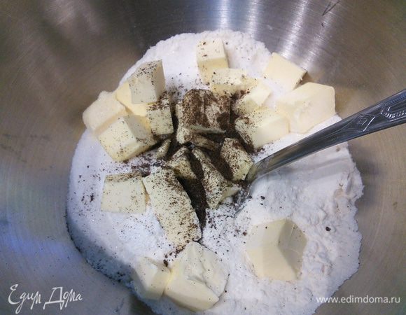 Для штрейзеля смешать в миске муку, сахар, щепотку соли и холодное масло, нарезанное мелким кубиком. Добавить ванильные зернышки. Очень удобно готовить штрейзель в блендере, я в этот раз делала штрейзель руками. Просто перетрите всю смесь в крошку. 