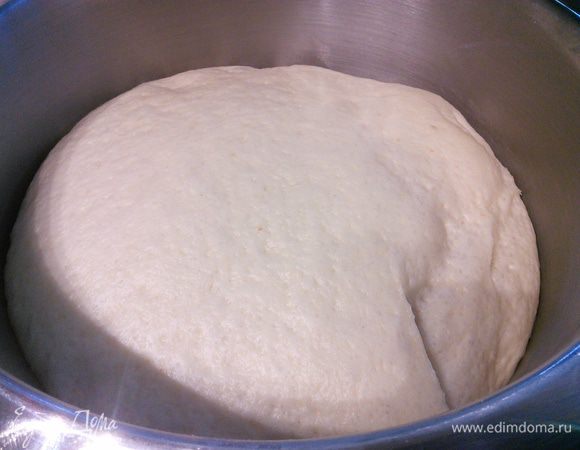 Тесто подошло, можно начинать с ним работать. 