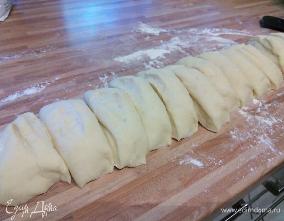 На посыпанной мукой поверхности делим тесто на 12 кусочков. 