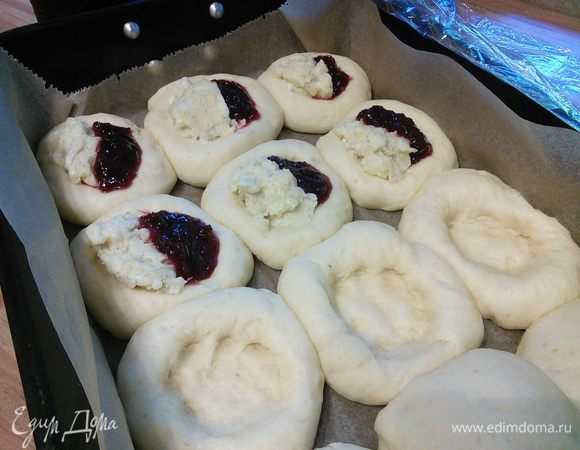 В каждой булочке сделать углубление и наполнить пудингом и вареньем: на 1 булочку по 1 ст. л.  пудинга и 1 ч. л.  варенья. Еще раз поставить в теплое место на под пленкой на 20 — 30 мин. 