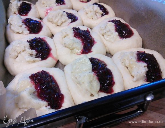 Подошедшие булочки выглядят примерно так. Духовку разогреть до 180°С. 