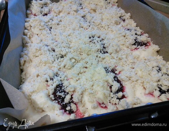 Посыпать штрейзелем. Выпекать 35 — 45 мин. 