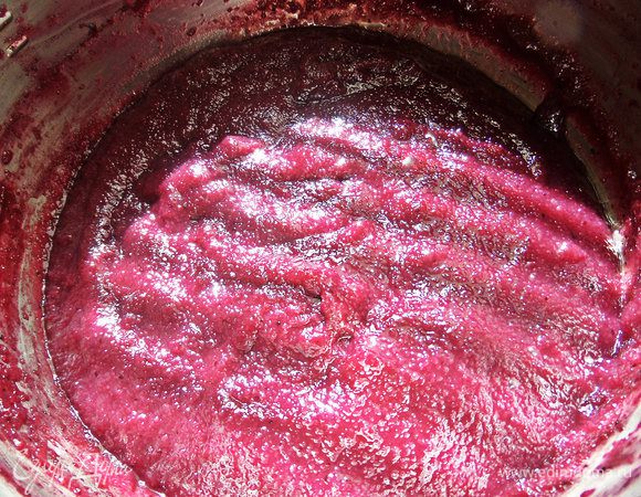 Уносим на балкон остужаться. Когда полностью остынет, взбиваем миксером.