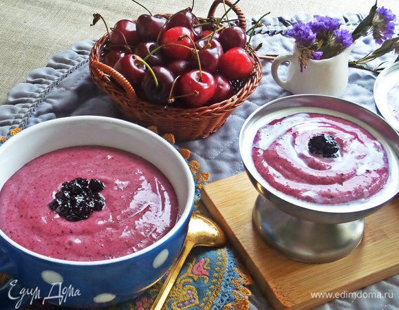 Разливаем по порциям. Украшаем черничным вареньем.