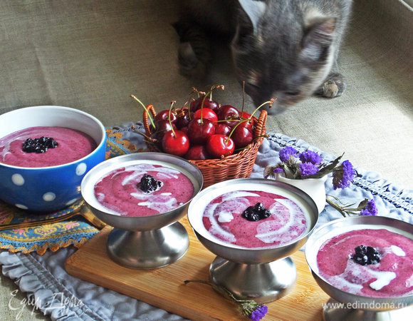 А вот и дегустаторы подтягиваются.