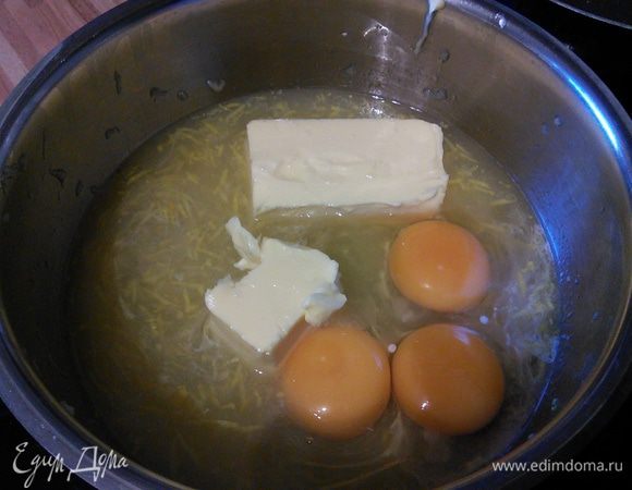 Затем сложить все ингредиенты в кастрюлю и при постоянном помешивании довести до загустения (огонь маленький, чтобы не заварились яйца). Процесс занимает примерно  10 — 15 мин. 