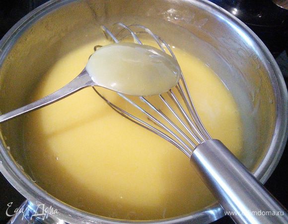 Лимонный курд готов, когда принимает консистенцию густого киселя. Окуните ложку в готовый курд, и если на ней останется слой курда, это то, что нужно. 