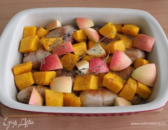 В сковороде  обжарить курицу  с двух сторон до золотистого цвета.
Выложить обжаренные куриные ноги в форму, сюда же выложить тыкву. Нарезать яблоко кусочками.
Положить пару веточек тимьяна, вернуть форму в духовку и довести до готовности 20 — 25 минут.