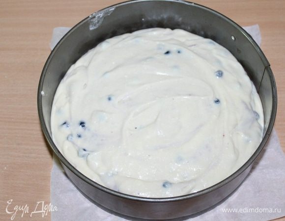 Выложить тесто в форму  размером 20 см, выпекать около 50 минут в разогретой духовке при 180°С.