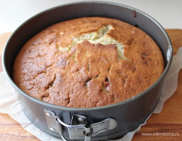 Остудить пирог минут 10 в форме, затем аккуратно достать и остудить полностью.