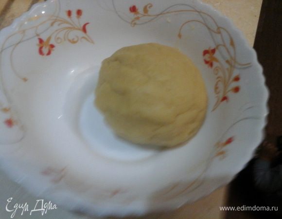 Смешать муку, соль, сахар, размягченное сливочное масло и перетереть в крошку. Добавить очень холодной воды: сначала одну столовую ложку, вымесить тесто, а затем при необходимости понемногу еще. Тесто должно получиться очень нежным. Убрать тесто на 30-40 минут в холодильник. Тем временем приготовить начинку. 