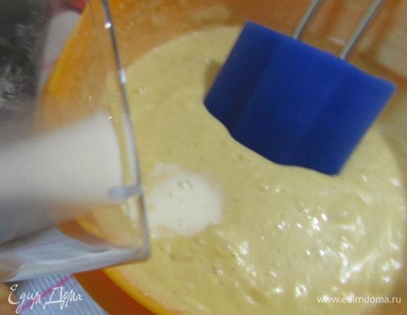 Влить молоко. Перемешать.
