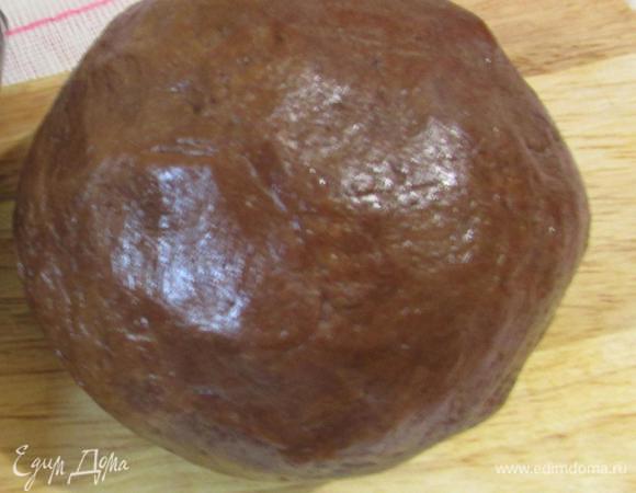 Соединить мучную смесь с молочно-яичной. Замесить тесто (оно будет слегка липнуть к рукам, но муки больше не добавлять). Сформировать в шар. Завернуть в пищевую пленку и отправить в холодильник, примерно на 2 часа.