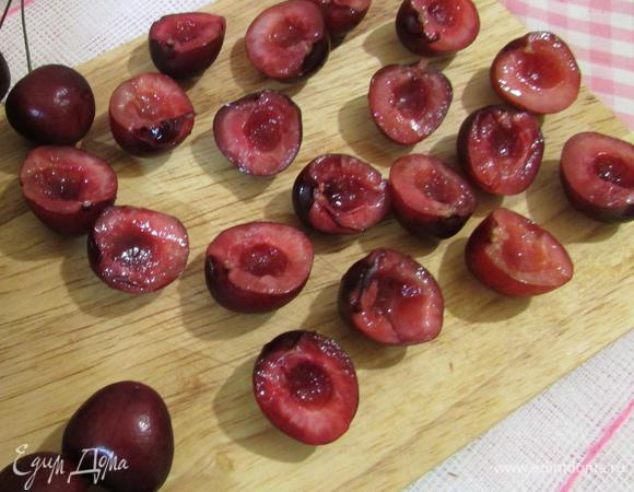Подготовить начинку. Вишню (у меня черешня) помыть, обсушить. Каждую вишню разделить на две половинки и удалить косточку.