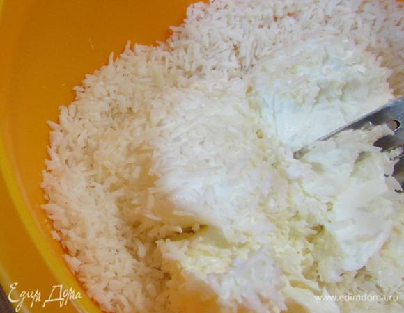 Смешать маскарпоне, сахарную пудру и кокосовую стружку до однородной массы.