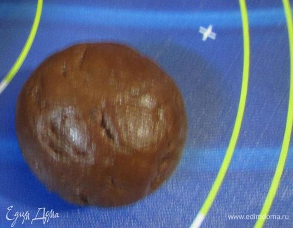 Аккуратно завернуть начинку в тесто и скатать в шар, чтобы все тесто было снаружи, а начинка внутри.