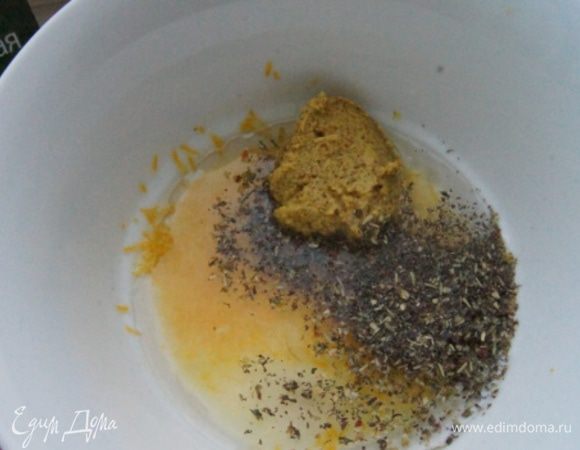 Приготовить масляно-лимонный маринад. Смешать соль, масло, сок и цедру лимона, горчицу и ваши любимые сухие травки.