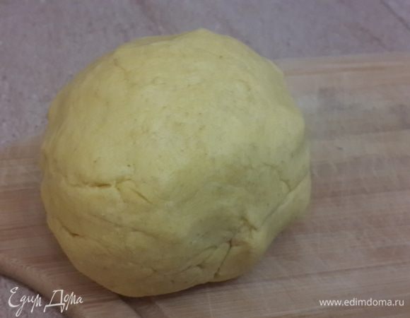 Начинаем готовим тесто. Растопленное сливочное масло (можно заменить на растительное) смешиваем с творогом и яйцом, добавляем ложку сметаны (или майонеза), щепотку соли. Смешиваем сухие ингредиенты: муку (я в первый раз взяла ц/з муку), разрыхлитель, затем соединяем и замешиваем тесто: оно получается мягкое и эластичное. Заворачиваем в пленку и убираем в холодильник на 15 — 20 минут.