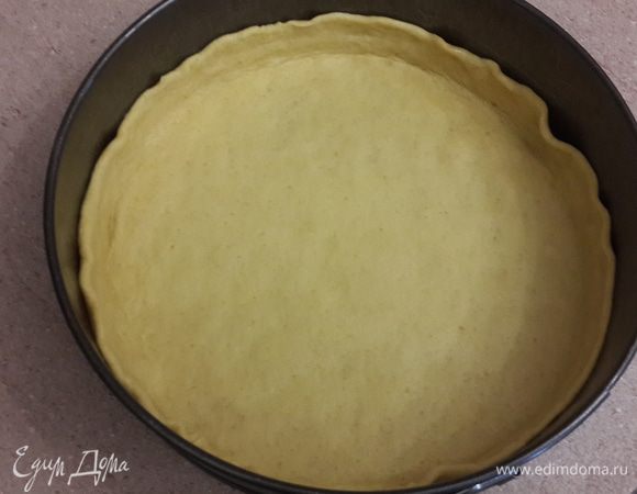 Достаем тесто из холода, делим на две части. Большую (основная лепешка) и маленькая (для украшения). Раскатываем большую часть на рабочей поверхности. Форму смазать маслом. Тесто очень просто раскатывается и переносится. На фото форма диаметром 18 см.