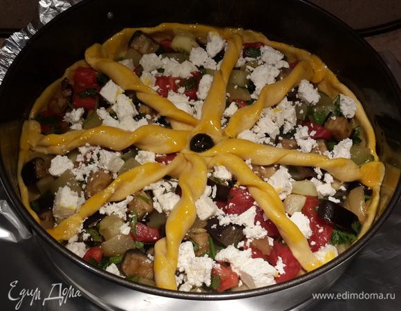 Вот что получается в итоге. В серединку можно положить маслину или оливку. Таким образом закрепить жгуты. Смазать тесто желтком. 