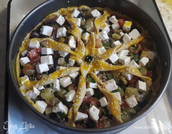 Это пирог в форме диаметром 22 см. По желанию можно присыпать пирог кунжутом перед выпечкой. Выпекаем пирог в разогретой до 180°С духовке в течение 40 — 45 минут.