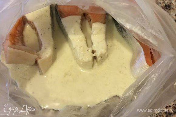 Рыбу сложить в зип-пакет, залить половиной соуса. Закрыть пакет и отправить в холодильник на 20 — 30 минут.