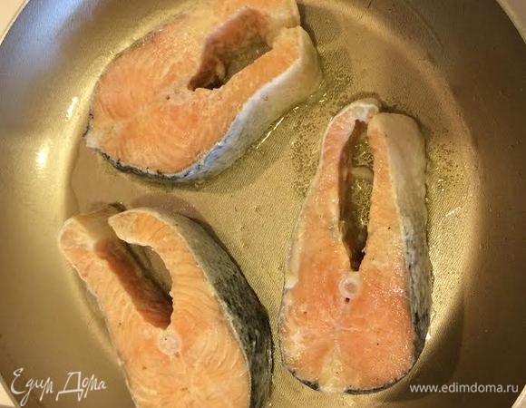 Разогреть сковороду с оливковым маслом. Рыбу обсушить бумажным полотенцем.