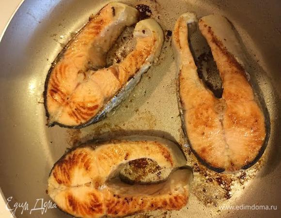 Обжарить рыбу с обеих сторон до золотистого цвета.