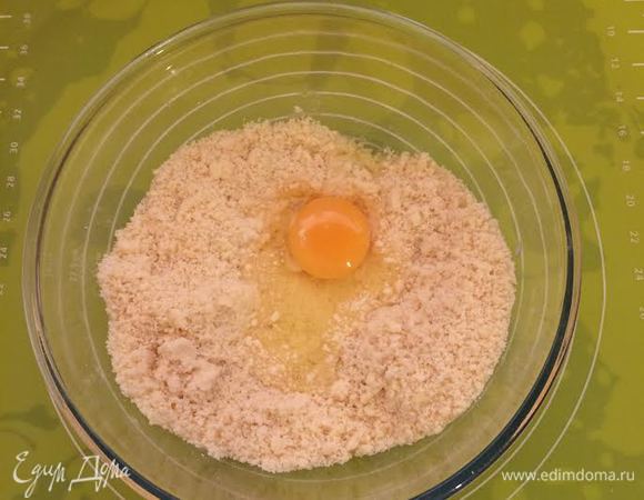 В миске смешать муку, сахар, соль, ванильный сахар, разрыхлитель и масло. Перетереть все в крошку, добавить яйцо.