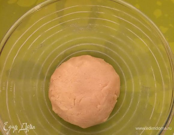Замесить быстро тесто, сформировать шар, завернуть в пленку и отпрвить в холодильник на 30 минут.
