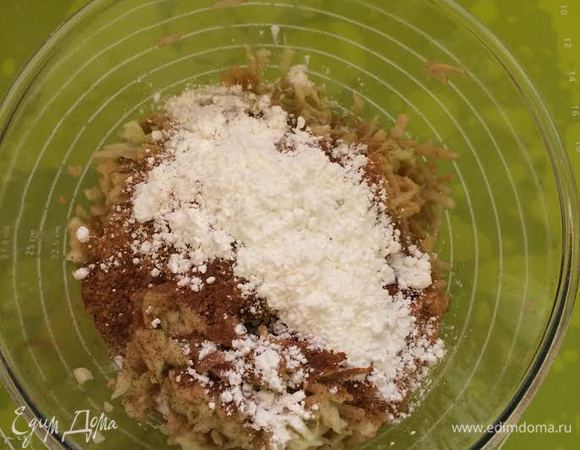 Начинка: яблоки очистить, натереть на крупной терке, добавить сахар, крахмал и корицу.