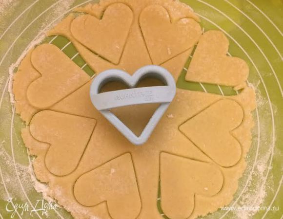 Остатки теста раскатать и вырезать печенье.