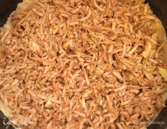 Выложить начинку поверх теста.