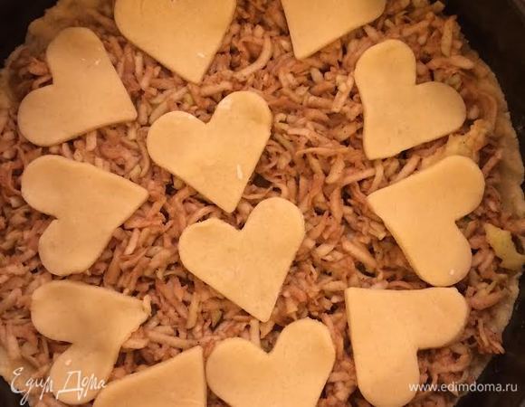 Сверху печенье.