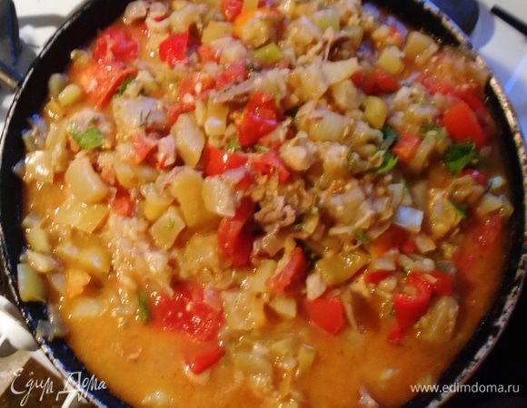 Нарезать перцы (я взял 2 крупных красных), добавить после 10-минутного помешивания. Нарезать помидоры, добавить, посолить и поперчить. Дополнительно: если вы готовите обед с ухой на голени индейки (смотрите в моих рецептах), то ее надо разобрать, взять 200 грамм и добавить на этом этапе, остальное мясо можно использовать на салат и т.п. Баклажаны в этом варианте я очистил от кожицы.