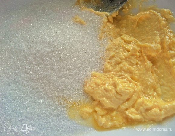 Масло достать заранее и растереть с сахаром.