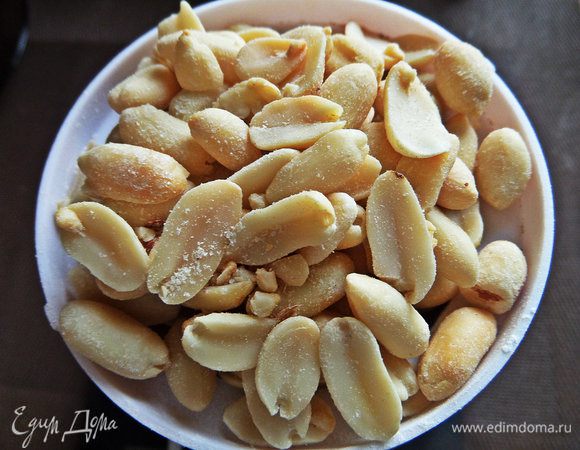 Арахис очистить от кожицы. В оригинале нужна марципановая масса.